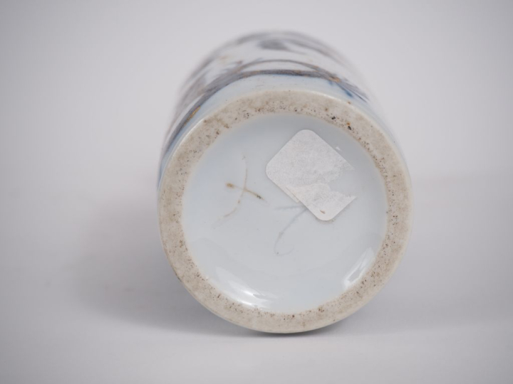 VALENTINE.  Vase en porcelaine à décor en camaieu bleu rehaussé d'or d