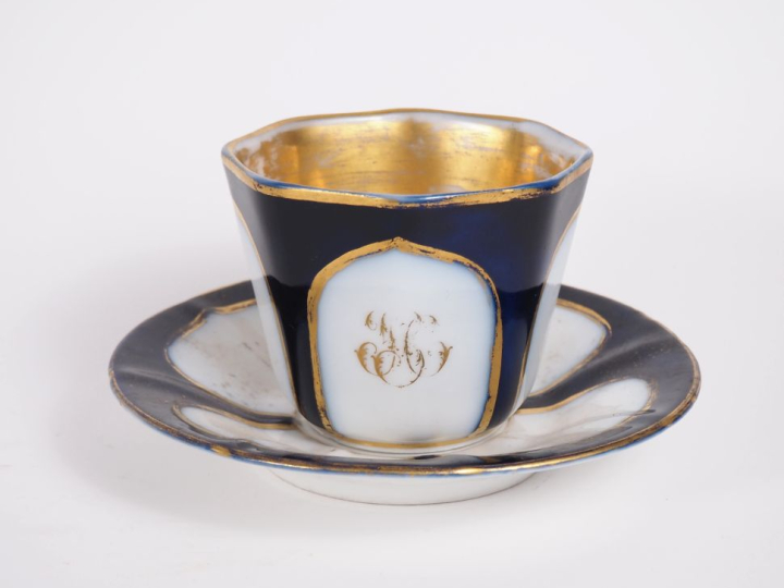 VALENTINE.  Déjeuner en porcelaine, blanc et bleu de four rehaussé d'o