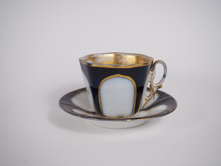 VALENTINE.  Déjeuner en porcelaine, blanc et bleu de four rehaussé d'o