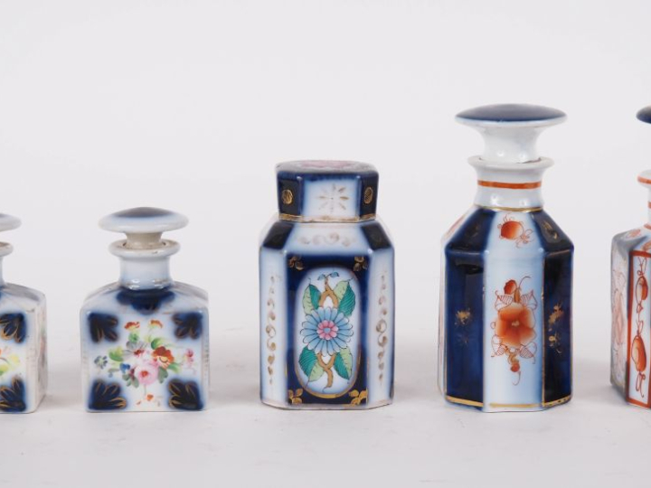 VALENTINE.  5 différents flacons de toilette en porcelaine, à décor de