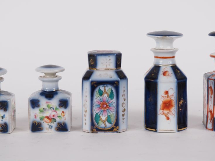VALENTINE.  5 différents flacons de toilette en porcelaine, à décor de