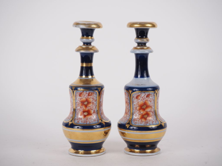 VALENTINE.  Paire de flacons de forme balustre en porcelaine, à décor 