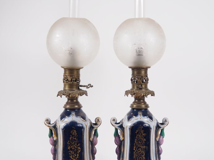 VALENTINE.  Paire de lampes à pétrole Napoléon III en porcelaine, déco
