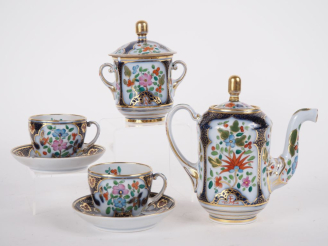 Vente aux enchères VALENTINE. Service à café tête en porcelaine polychrome comprenant une