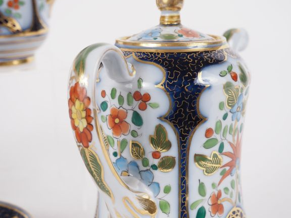 VALENTINE. Service à café tête en porcelaine polychrome comprenant une