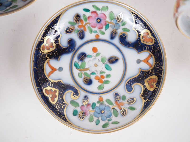 VALENTINE. Service à café tête en porcelaine polychrome comprenant une