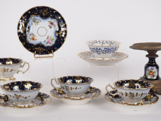 Vente aux enchères VALENTINE. Suite de 5 tasses et sous tasses, une tasse et sous tasse à