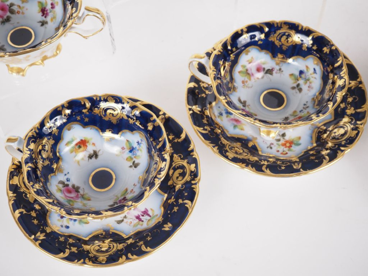VALENTINE. Suite de 5 tasses et sous tasses, une tasse et sous tasse à