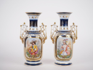 Vente aux enchères VALENTINE. Paire de vases balustres en porcelaine poylchrome à décor d