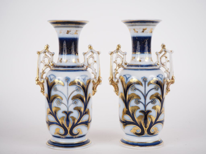 VALENTINE. Paire de vases balustres en porcelaine poylchrome à décor d