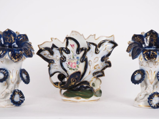 Vente aux enchères VALENTINE. Grand vase cornet en porcelaine polychrome à décor de fleur