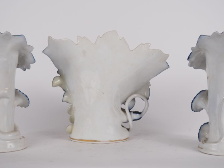 VALENTINE. Grand vase cornet en porcelaine polychrome à décor de fleur