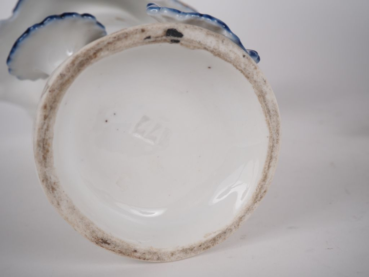 VALENTINE. Grand vase cornet en porcelaine polychrome à décor de fleur