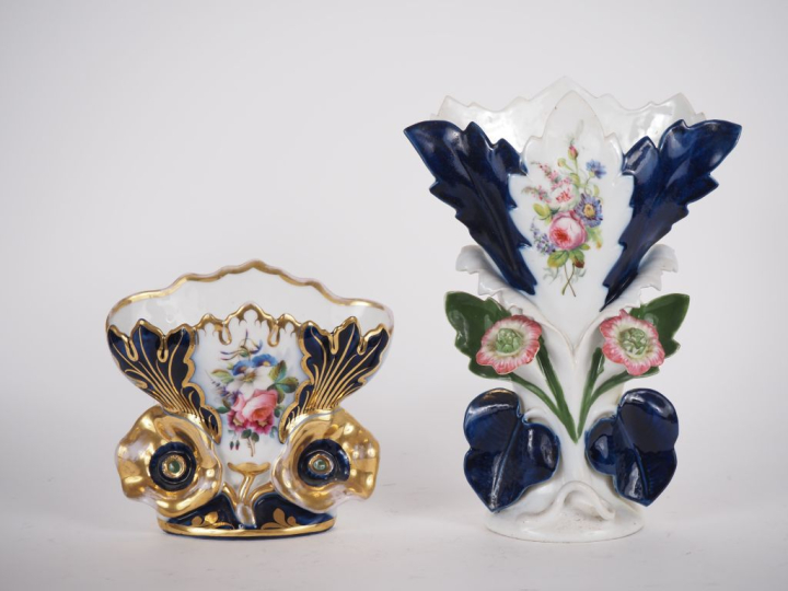 VALENTINE. Deux différents vases en porcelaine polychrome à décor de f