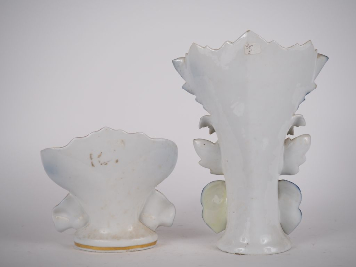 VALENTINE. Deux différents vases en porcelaine polychrome à décor de f