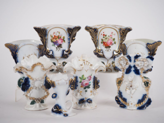 Vente aux enchères VALENTINE. Ensemble de deux paires et de quatres vases en porcelaine p