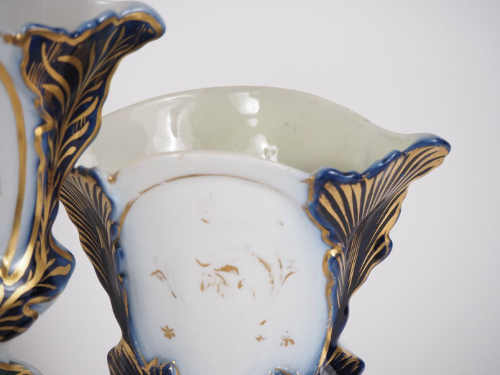 VALENTINE. Ensemble de deux paires et de quatres vases en porcelaine p