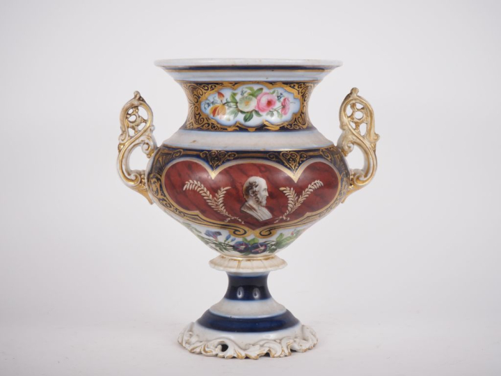 VALENTINE. Grand vase balustre en porcelaine polychrome à décors de fl