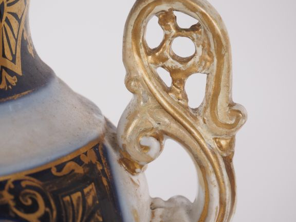 VALENTINE. Grand vase balustre en porcelaine polychrome à décors de fl