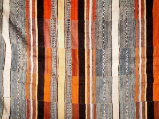 Vente aux enchères Grande tenture marocaine ou subsaharienne.  Dim. 372x 230 cm