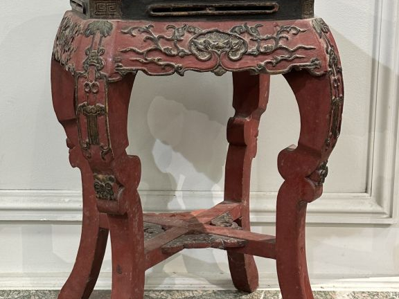 Petite sellette de style Extreme Orient en bois laqué rouge.  H. 57,5 