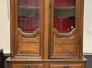 Bibliothèque rustique en chêne ouvrant à deux portes vitrées, deux tir