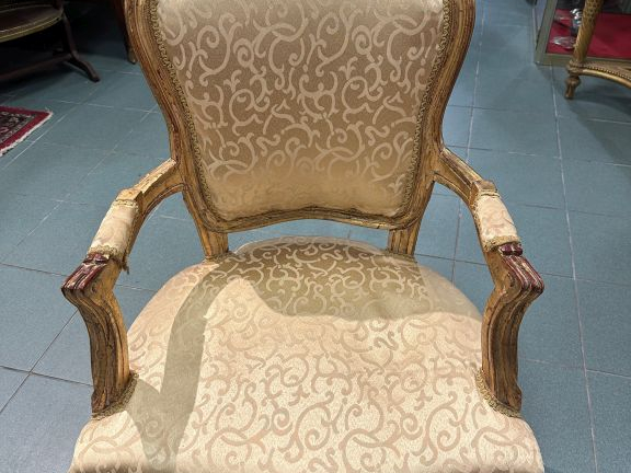 Paire de fauteuils cabriolet de style Louis XV en bois doré et patiné.
