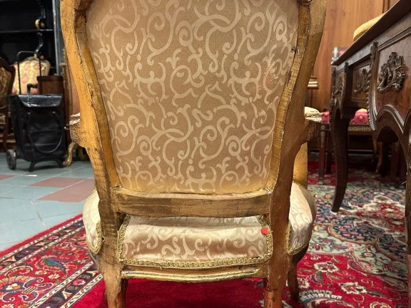 Paire de fauteuils cabriolet de style Louis XV en bois doré et patiné.