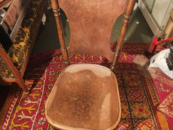 Ensemble mobilier comprenant notamment :  - guéridon de style Empire d