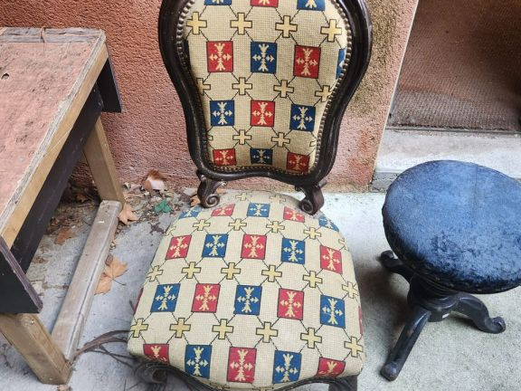 Ensemble mobilier comprenant notamment :  - guéridon de style Empire d