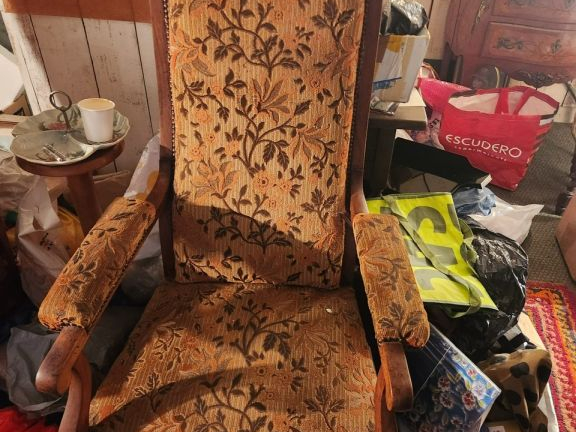Ensemble mobilier comprenant notamment :  - guéridon de style Empire d