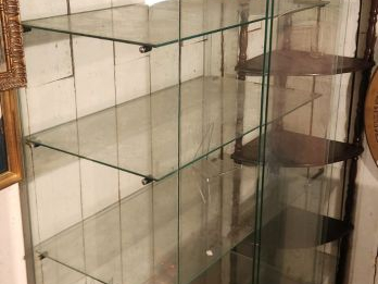 4 vitrines de présention en verre. 1 vitrine en bois et verre de style