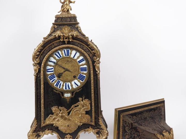 Cartel de style Louis XV en marqueterie Boule.  Ecaille brune et laito