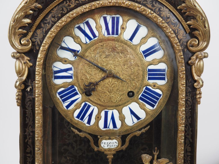 Cartel de style Louis XV en marqueterie Boule.  Ecaille brune et laito