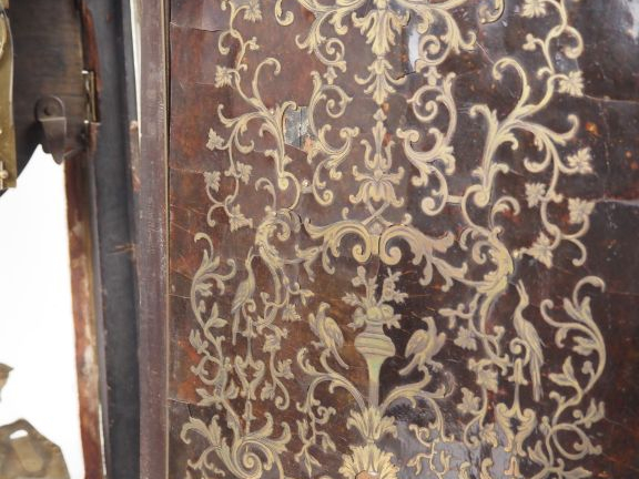 Cartel de style Louis XV en marqueterie Boule.  Ecaille brune et laito