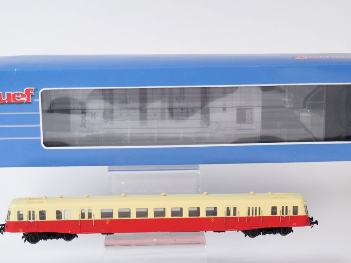 Matériel roulant HO de marque JOUEF Autorail diesel X 2450 Le Cévenol 