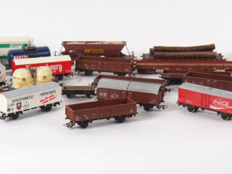 Vente aux enchères Matériel roulant HO de marque JOUEF lot de 4 wagons en boites dont Tré