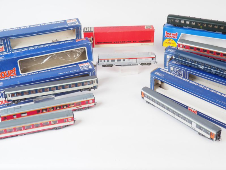 Matériel roulant HO de marque JOUEF comprenant 8 voitures voyageurs di