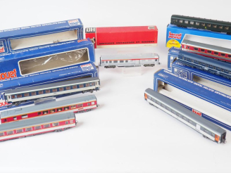 Vente aux enchères Matériel roulant HO de marque JOUEF comprenant 8 voitures voyageurs di