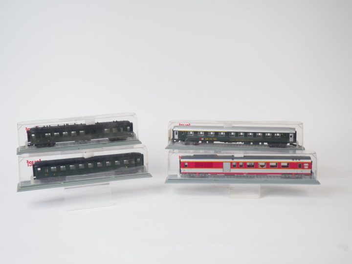 Matériel roulant de marque jouef HO 4 pièces en boîte cristal bel état