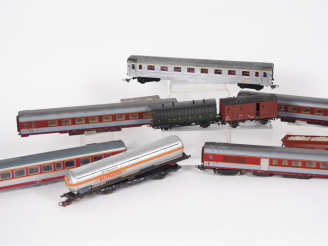 Vente aux enchères Lot comprenant partie de wagon et de voitures voyageurs en état d'usag