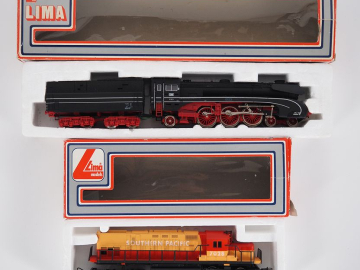 Matériel roulant en HO de marque LIMA en boites lima 2 motrices dont l