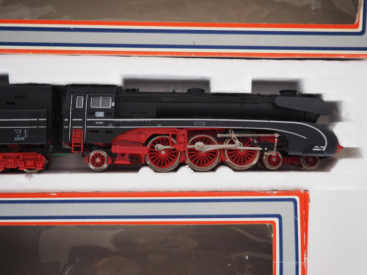 Matériel roulant en HO de marque LIMA en boites lima 2 motrices dont l