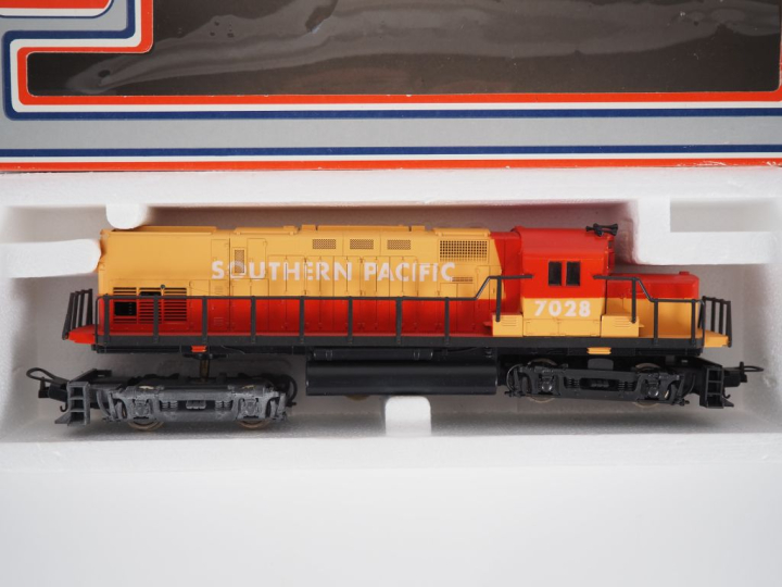 Matériel roulant en HO de marque LIMA en boites lima 2 motrices dont l