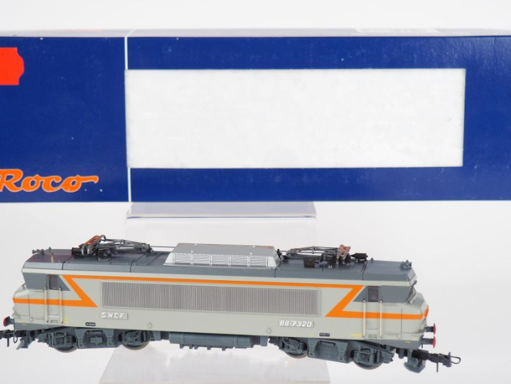 Matériel roulant Ho ROCO comprenant motrice électrique BB 7320 SSNCF e
