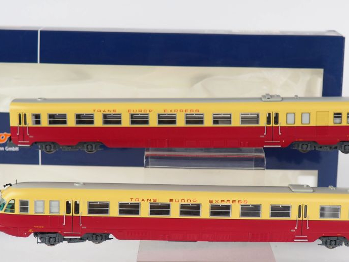 Matériel roulant Ho ROCO comprenant autorail diesel FS 442/448201 roug