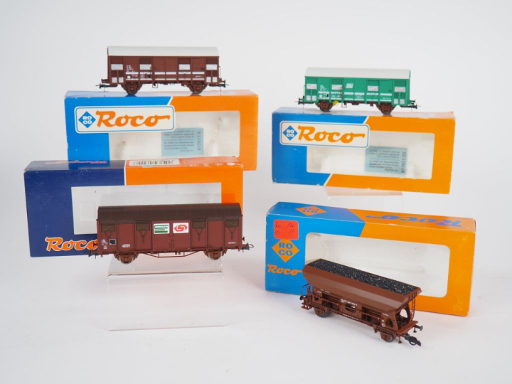 Matériel roulant Ho ROCO comprenant 4 wagons de marchandise en BO dont