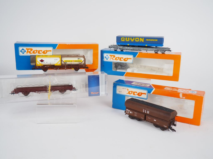 Matériel roulant Ho ROCO comprenant 4 wagons bogies de marchandises en
