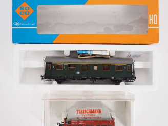 Vente aux enchères ROCO HO. Une voiture voyageur en boîte d'origine et un wagon de marcha