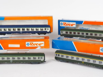 Vente aux enchères Matériel roulant Ho ROCO comprenant 4 voitures voyageurs UIC en boite 